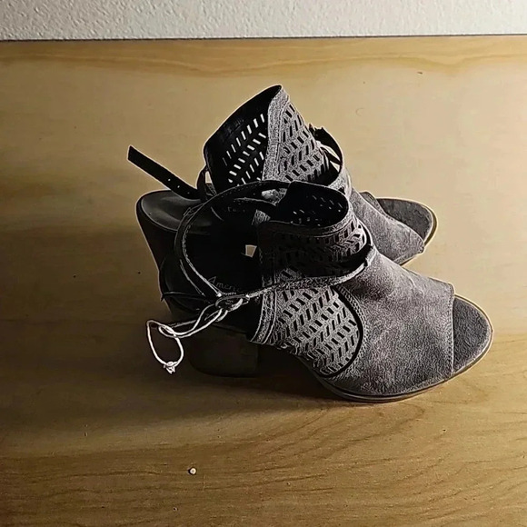 NWT Womens American Eagle Grey Suede Laser Cut Out Chunky Heel Booty Sz 7 - Picture 3 of 6
